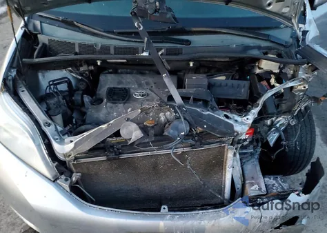 2015 Toyota Sienna Le 7-Passenger z USA, uszkodzony, nr VIN 5TDJK3DC1FS098000